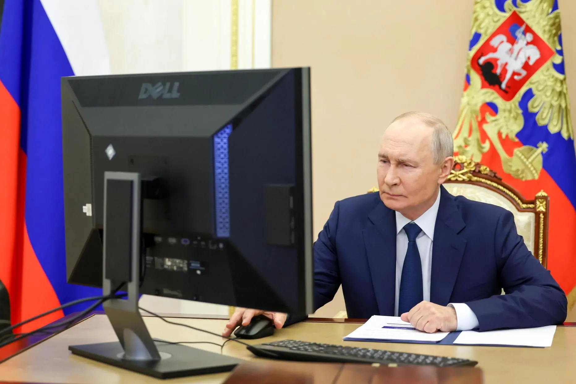 Putin al voto per le elezioni in Russia (Ansa)