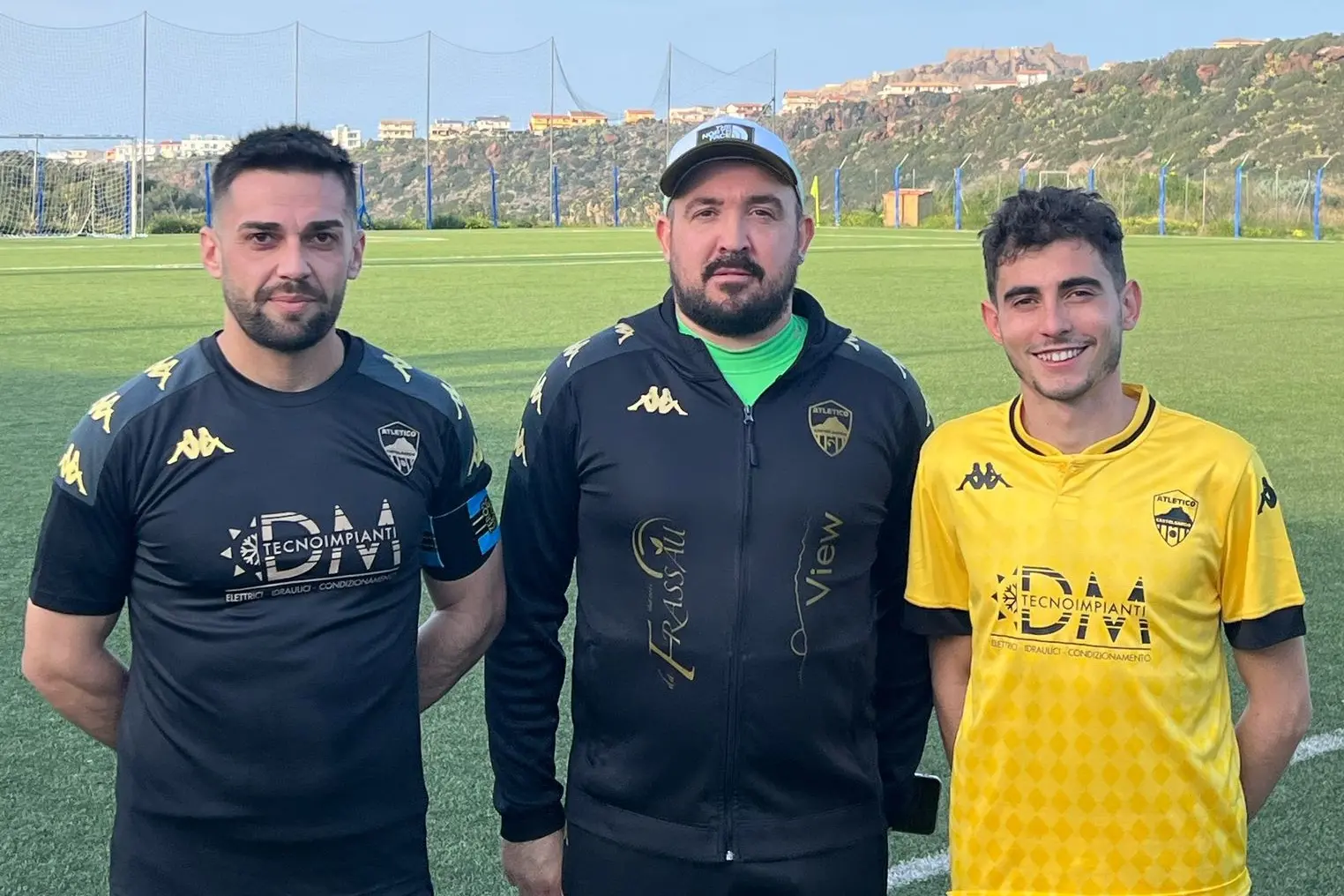 Atletico Castelsardo: il capitano Massimo Pala, l'allenatore Antonio Secchi e il portiere Luca Sini (Foto Pischedda)