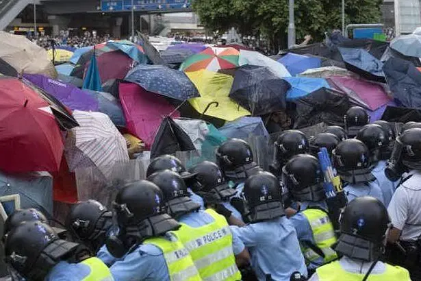 Gli scontri fra la polizia e i manifestanti