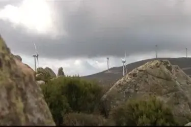 Un'immagine del parco eolico tratta da un video del Tg Videolina