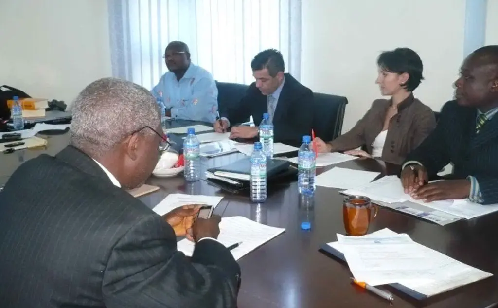 Un'immagine scattata nel corso delle trattative per l'aggiudicazione dell'appalto firmato in Nigeria