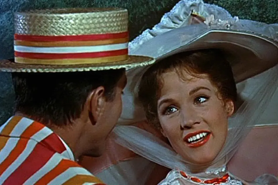 Julie Andrews con Dick Van Dyke in una scena del film &quot;Mary Poppins&quot;