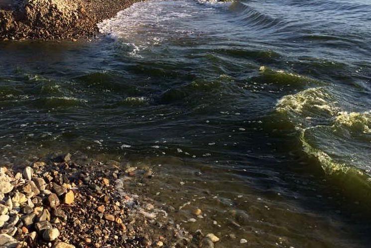 Il mare nella spiaggia di Pula