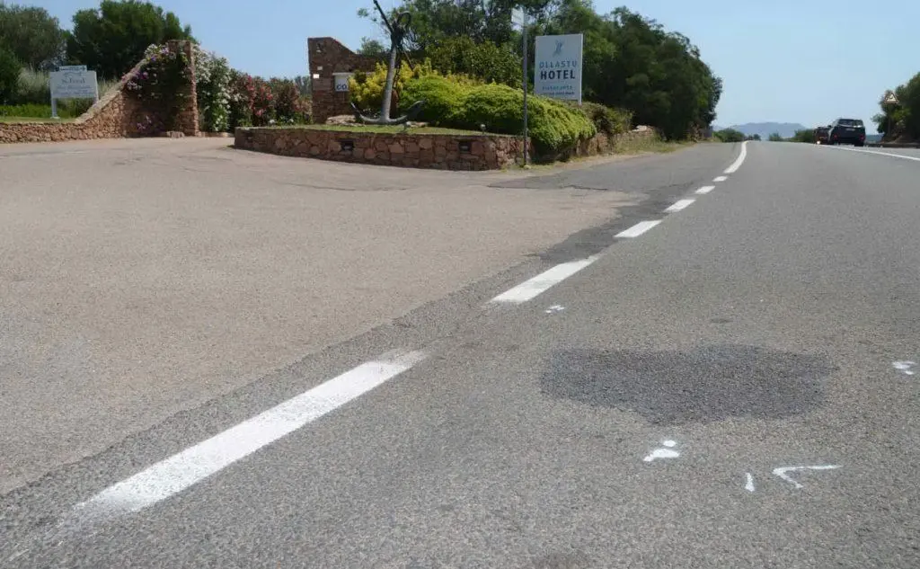 I segni sull'asfalto nel punto in cui è avvenuto l'incidente (foto Antonio Satta)