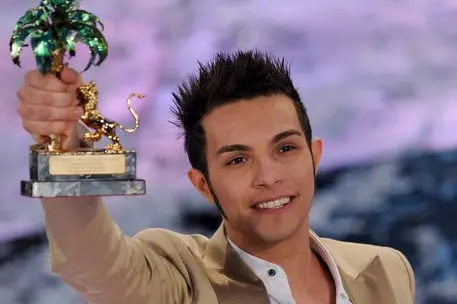 Esttamente 14 anni fa - il 21 febbraio 2009 – Marco Carta trionfava al Festival di Sanremo. A regalare la vittoria nella prestigiosa kermesse canora sul palco del teatro Ariston, la canzone "La forza mia", che resta uno dei suoi brani più noti.  (Unioneonlin/l.f.)