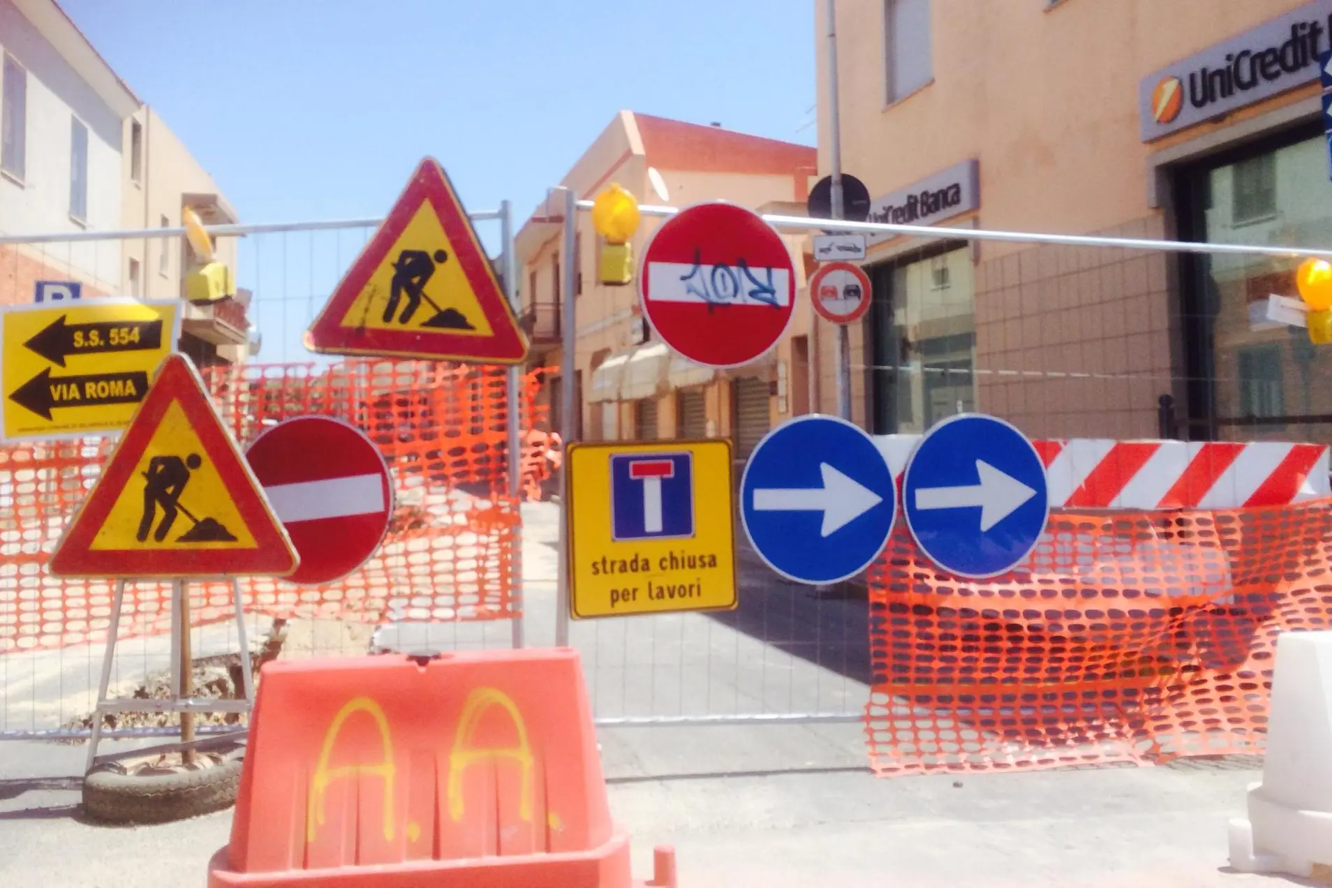 Un cantiere recente nella via principale di Selargius