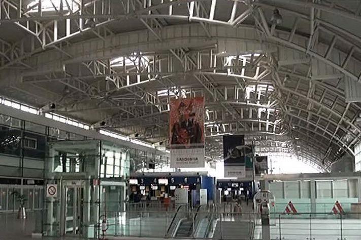 Turista cade e muore all'aeroporto di Elmas, aperta un'inchiesta