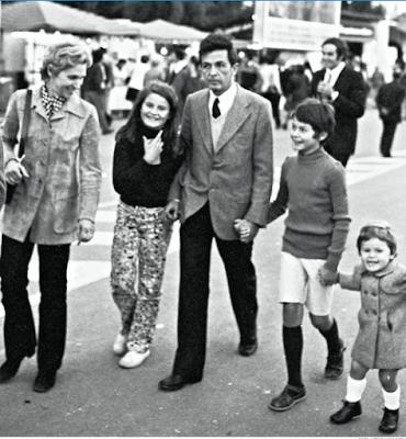 Enrico Berlinguer con la famiglia (foto Wikipedia)