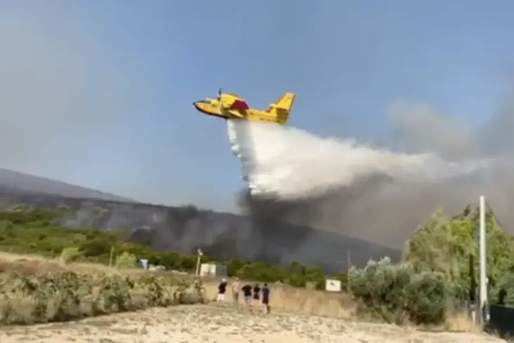 Il Canadair in azione a Monte Zirra
