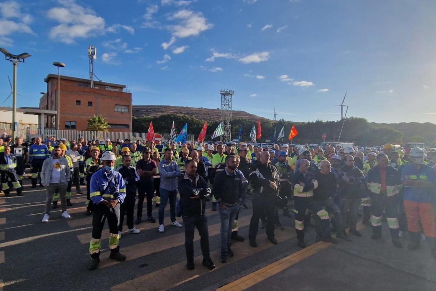 L'assemblea dei lavoratori davanti ai cancelli della Portovesme srl a Portoscuso (foto Ansa)
