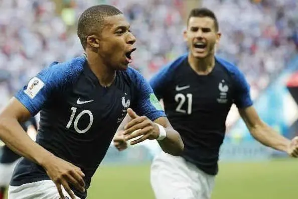 L'attaccante francese esulta dopo un gol