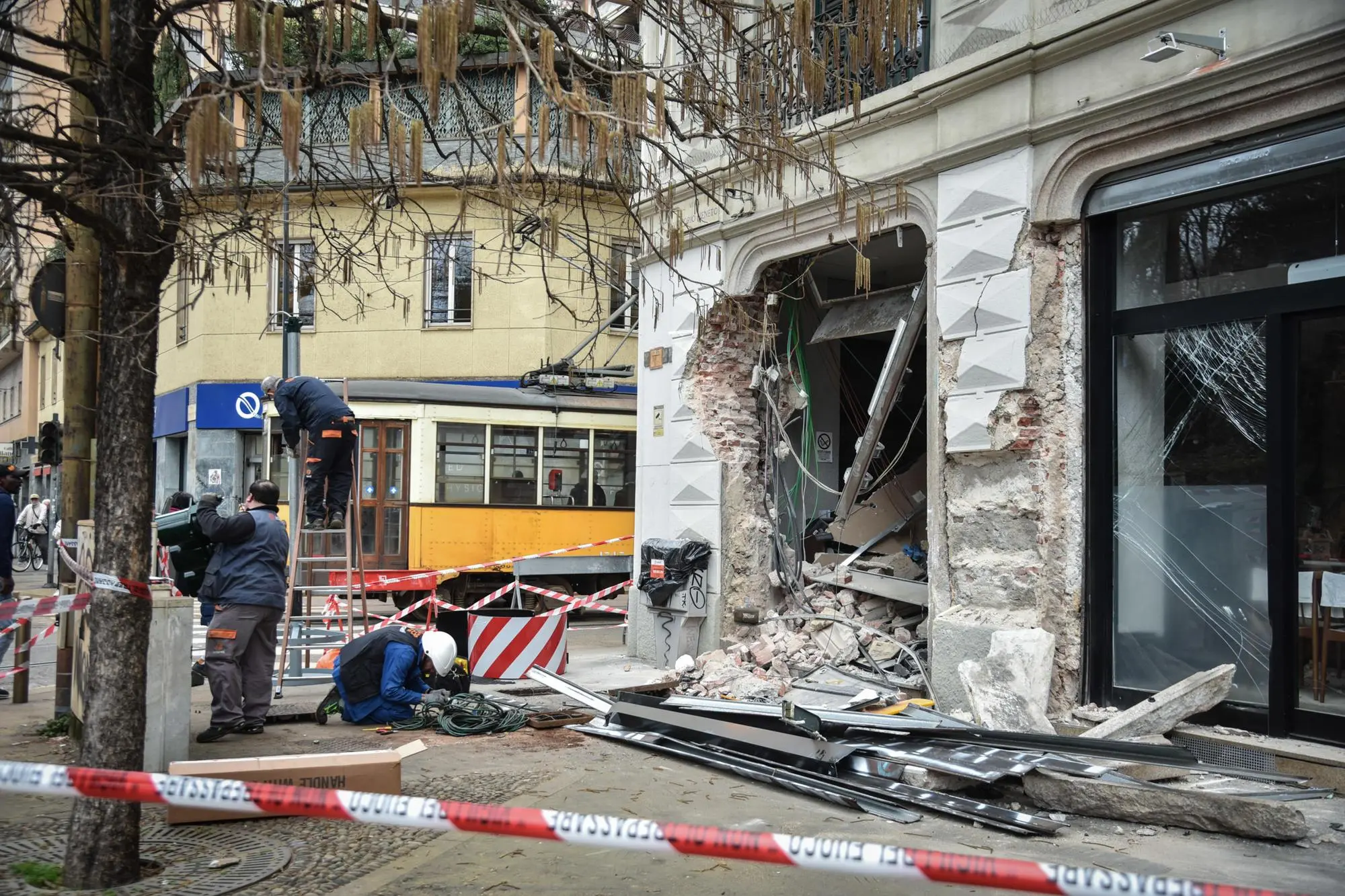 Il tratto tra piazza della Repubblica e viale Vittorio Veneto a Milano, dove un tram è deragliato con un bilancio di almeno due morti e decine di feriti, il giorno dopo l'incidente (Ansa)