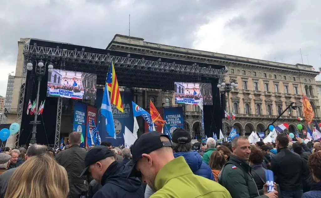 Milano, Salvini e i sovranisti in piazza Duomo