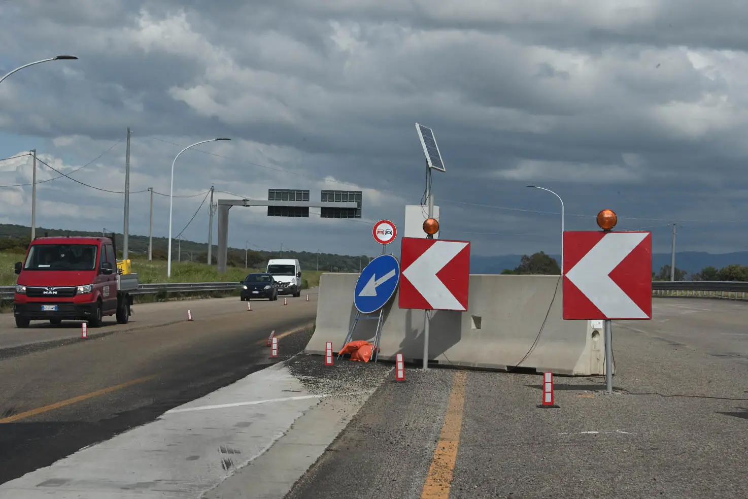 restringimento della strada statale 729 Sassari-Olbia per rifacimento dell'asfalto dal bivio di Ardara al bivio per Chilivani Ozieri - foto Gloria Calvi 06.05.2025