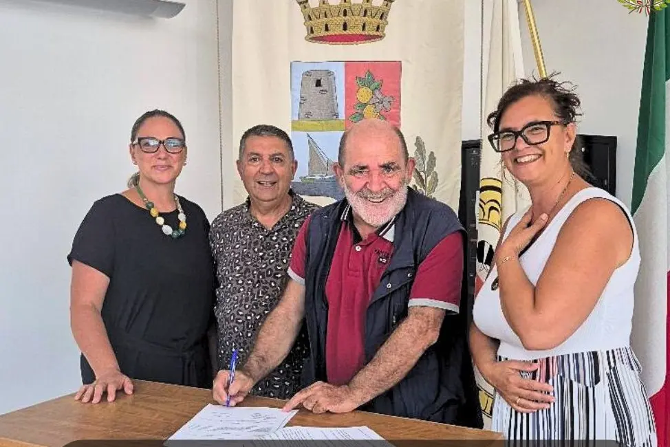La firma del contratto in Comune con l'assessora alle politiche sociali Irene Murru (la prima a sx)