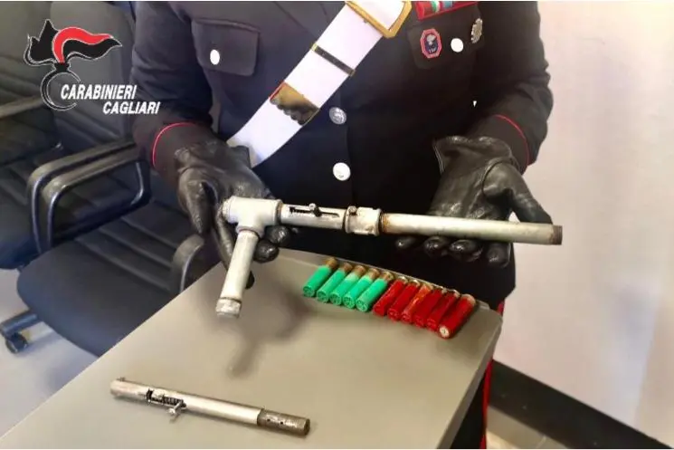 Una delle pistole artigianali sequestrate (foto carabinieri)