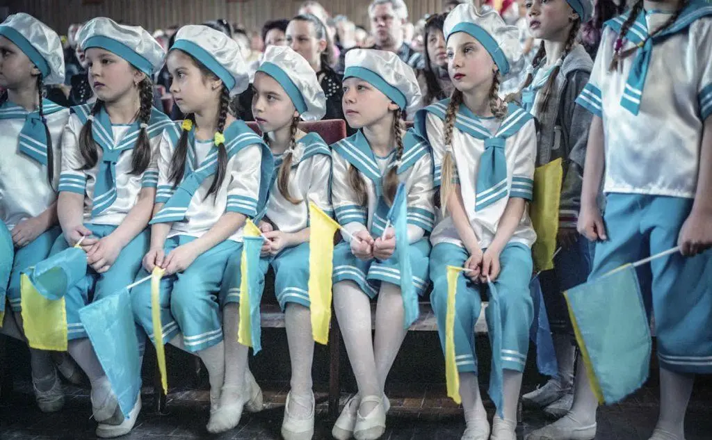 Concorso di gruppi di ballo scolastici di Krematorsk e Slavyansk,\r città ancora divisa fra i simpatizzanti di Kiev e della Russia. Ucraina, aprile 2015\r © Justyna Mielnikiewicz