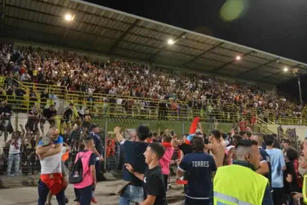 La tribuna coperta dello stadio di Sassari (archivio-foto Torres)