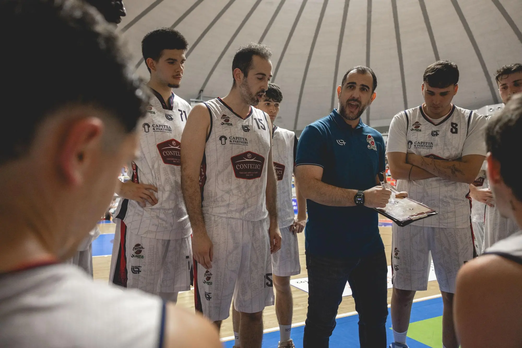 Un timeout di coach Federico Manca (foto concessa)