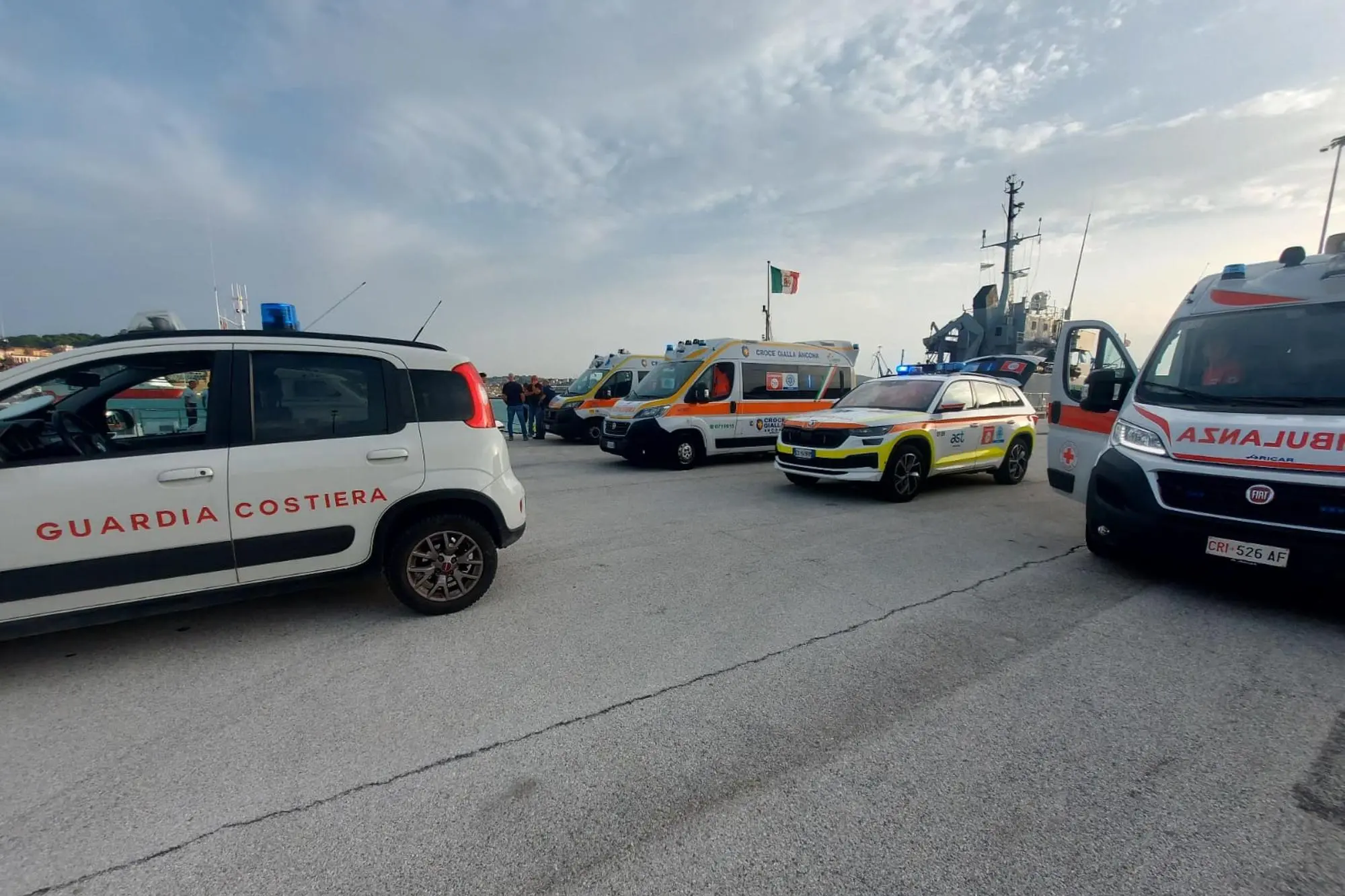 Cade dalla barca a vela e viene ucciso dall'elica ad Ancona (foto Ansa)