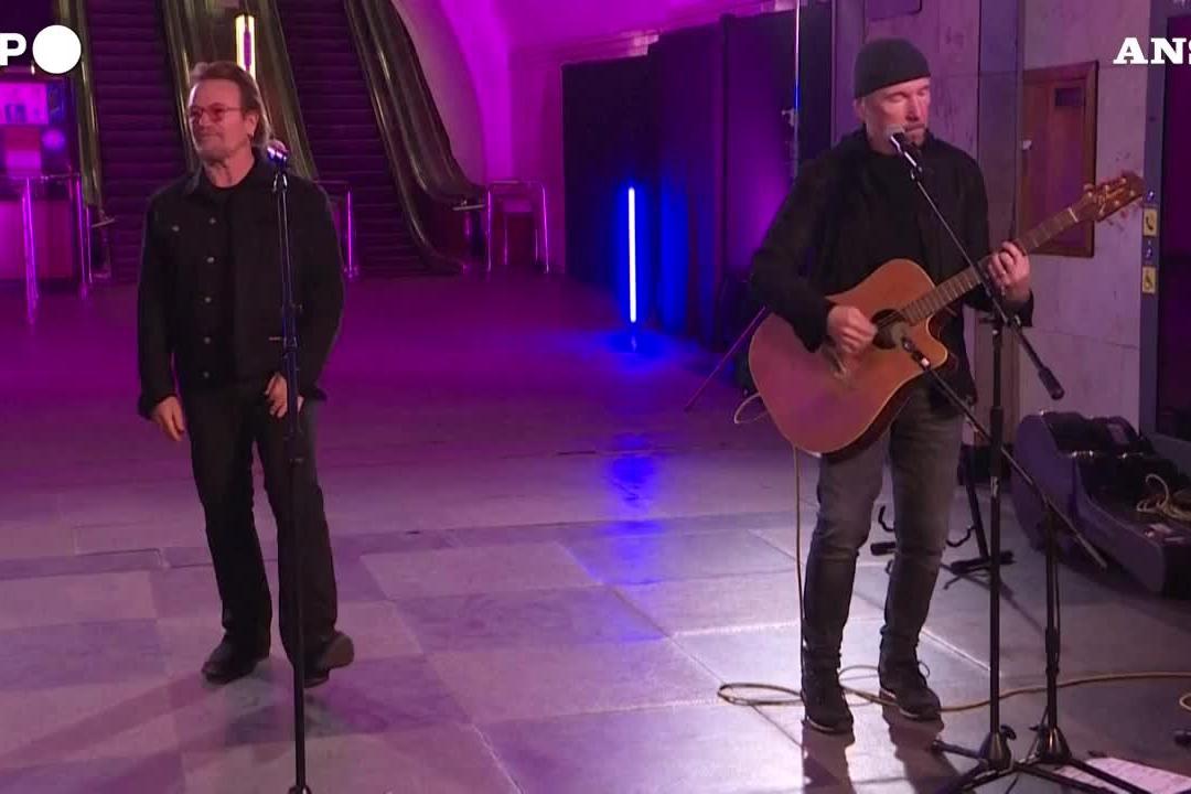 Ucraina, Bono e The Edge si esibiscono nella metropolitana di Kiev