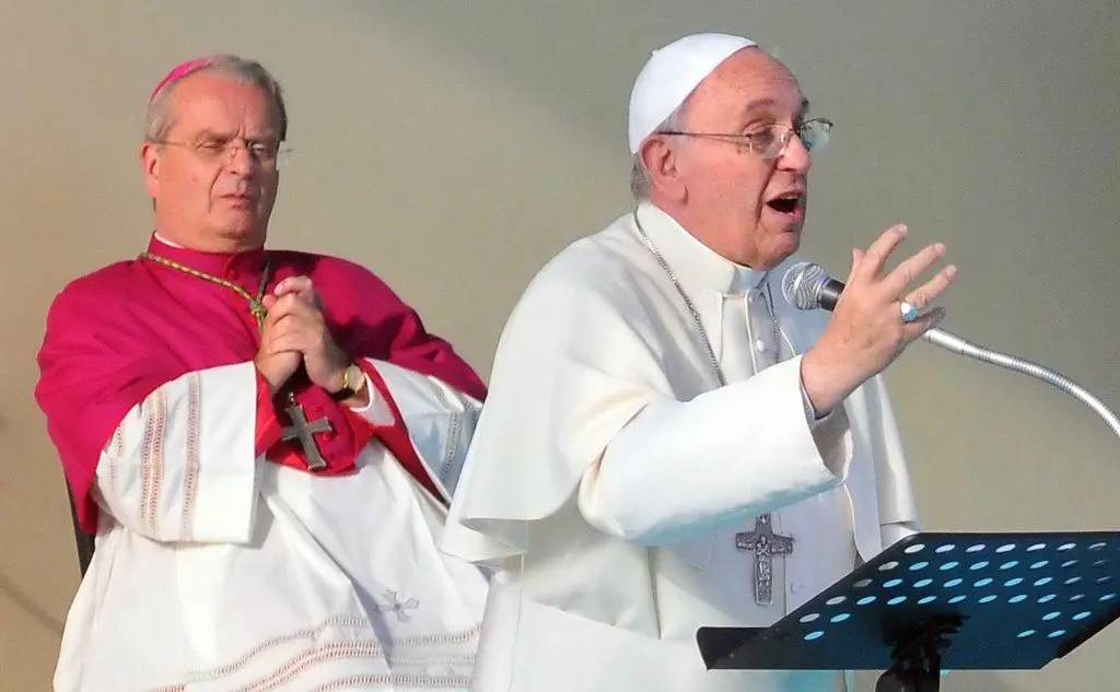 Il Papa insieme all'arcivescovo di Cagliari Arrigo Miglio