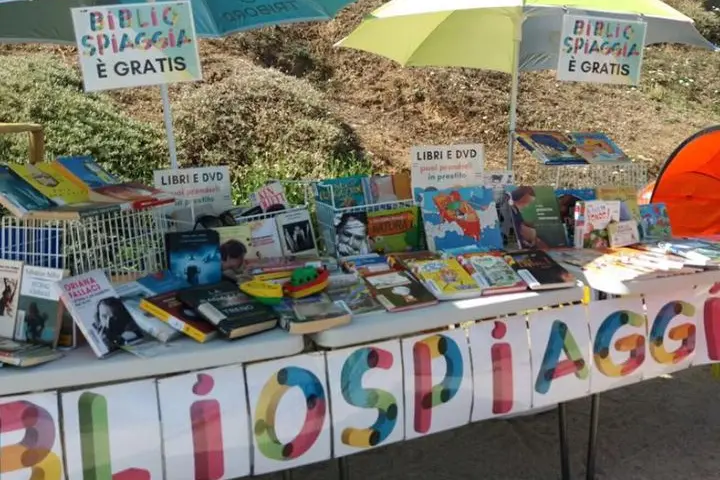 Il gazebo di Bibliospiaggia (foto concessa)