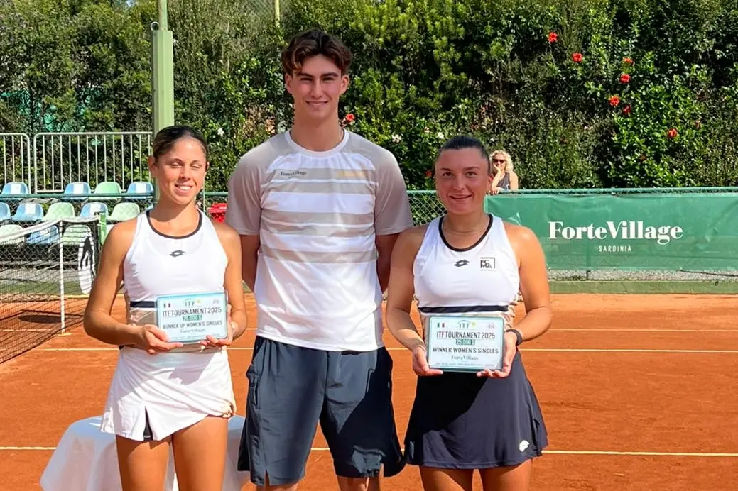La premiazione per la finalista Giorgia Pedone e per la vincitrice Lisa Pigato (foto concessa)