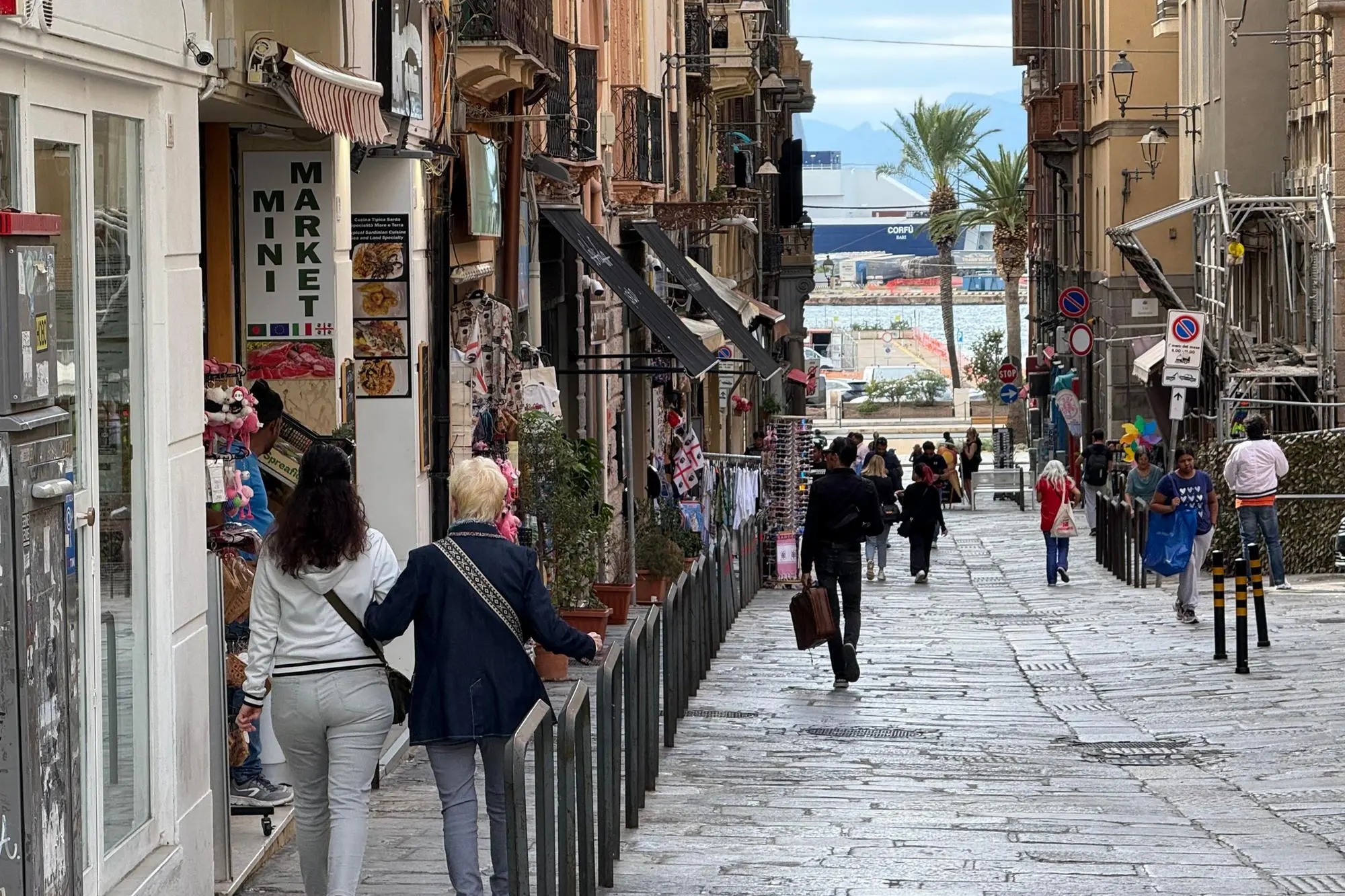 20 ottobre 2025 Cagliari Quartiere Marina negozi e passanti Foto Max Solinas