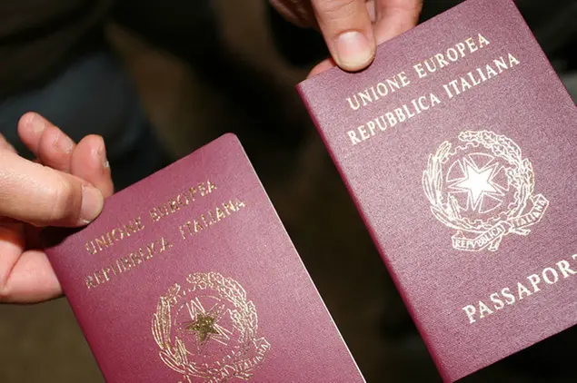 Passaporti (foto Ansa)