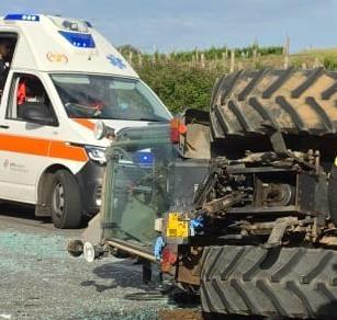 Schianto sulla Tempio-Olbia: auto contro trattore e due feriti, uno è grave