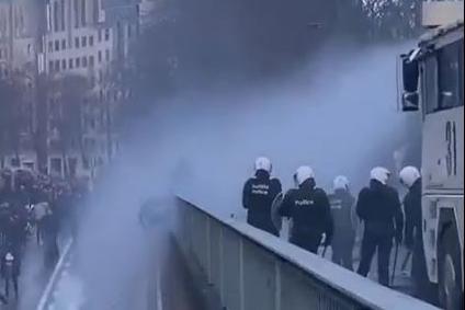 Bruxelles, la Polizia usa gli idranti (da Twitter)