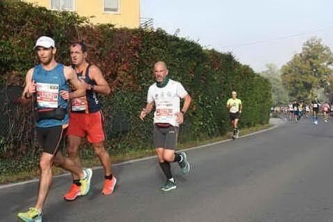 Da sinistra: il primo e il terzo sono i due sardi che partecipano alla maratona di Atene (foto L'Unione Sarda)
