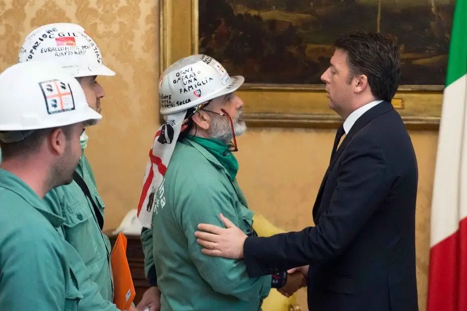 La foto dell'incontro di questa mattina con gli operai Eurallumina pubblicata da Matteo Renzi nel suo profilo Facebook