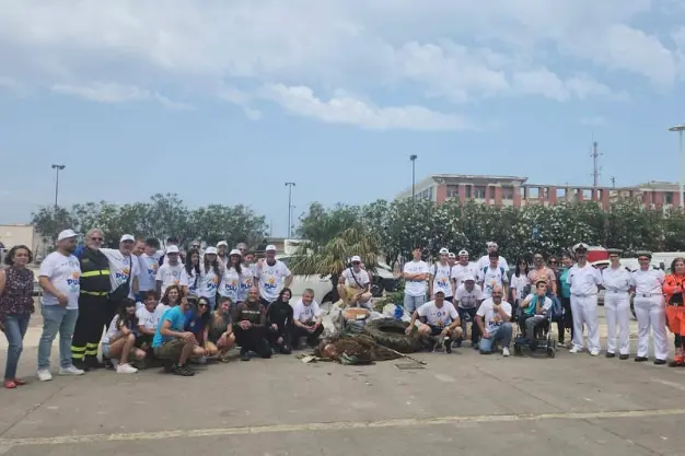 I volontari che hanno partecipato all'evento a Porto Torres (foto Pala)