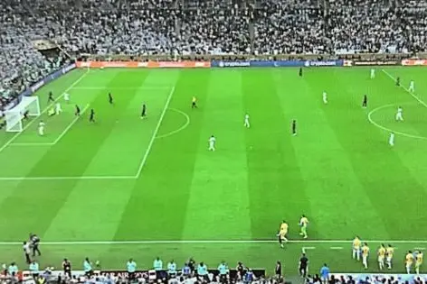 L'immagine dall'alto del gol di Messi. In basso si vedono due giocatori argentini in campo