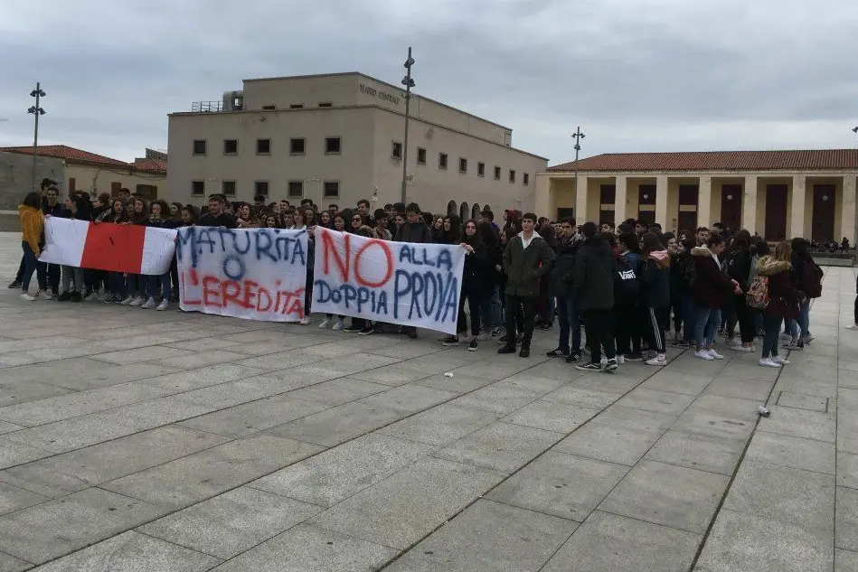 La protesta degli studenti a Carbonia (foto L'Unione Sarda/Scano)