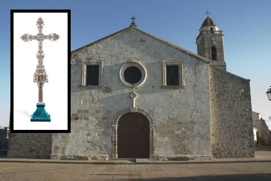 La chiesa parrocchiale di Mandas e, nel riquadro, il crocifisso scomparso