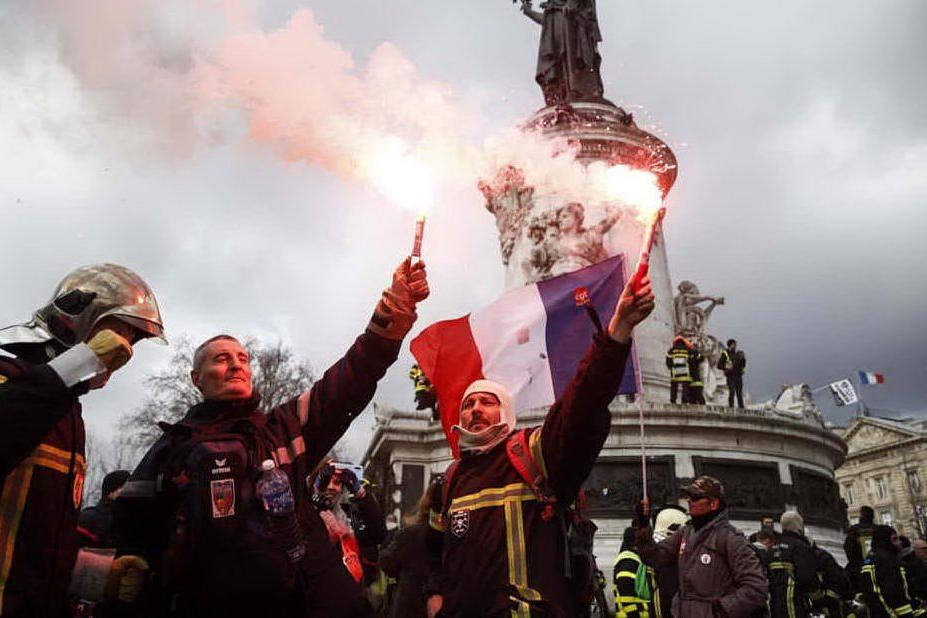 Parigi, la protesta dei vigili del fuoco: scontri in città