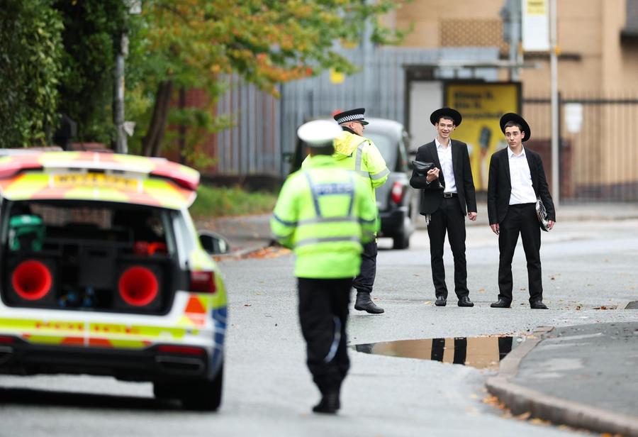 Attacco alla sinagoga di Manchester: una delle vittime uccise dal “fuoco amico” della polizia