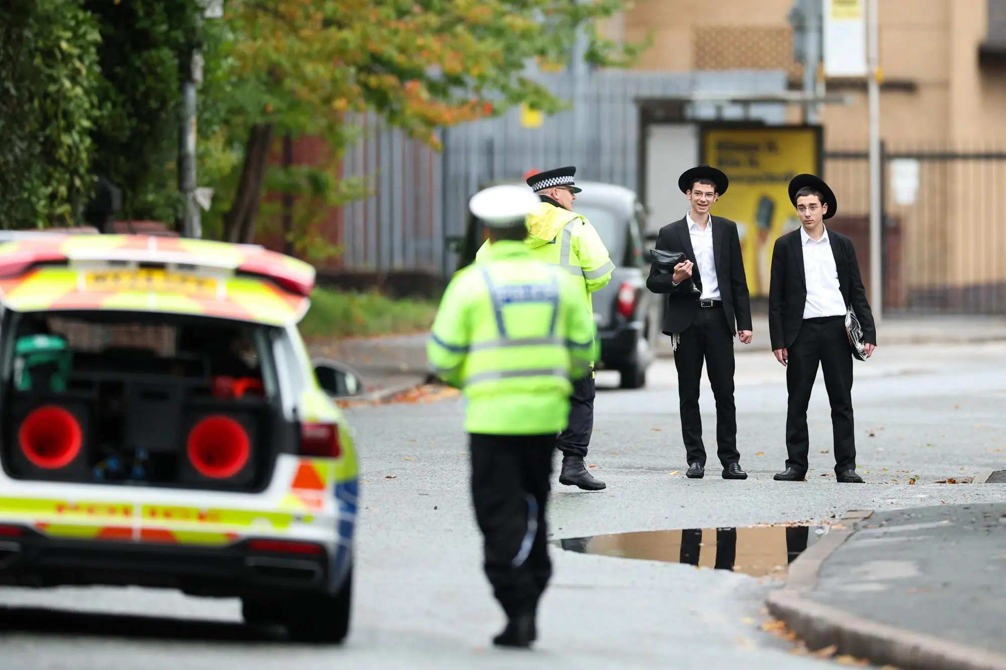 epa12427057 Members of the Jewish community talk to police officers near the scene of a deadly terror attack in Manchester, Britain, 03 October 2025. Two people died after a car and stabbing attack at a synagogue in Manchester on 02 October, and the attacker, who has been named as 35-year-old British citizen Jihad Al-Shamie, was shot dead by police. EPA/ADAM VAUGHAN