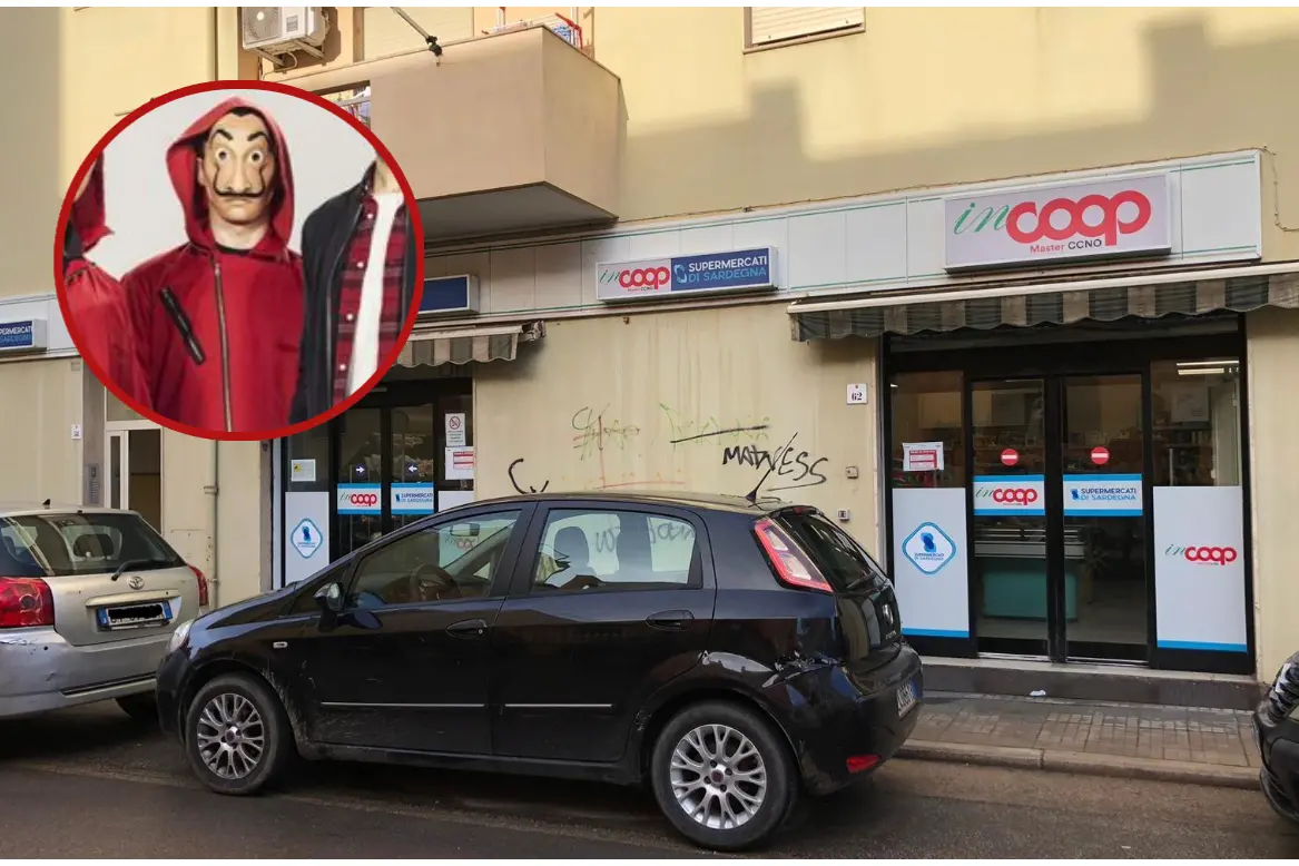 Il supermercato, a sinistra uno dei personaggi della serie "La Casa di Carta" con la maschera di Dalì (Fiori/Ansa)