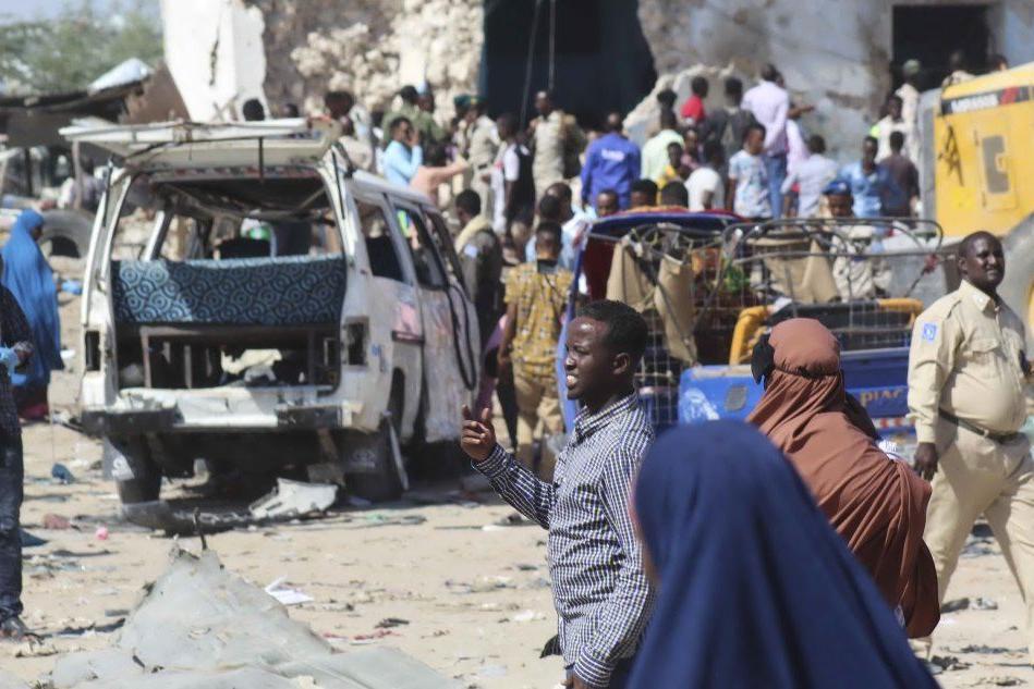 Autobomba a Mogadiscio: decine di vittime VIDEO