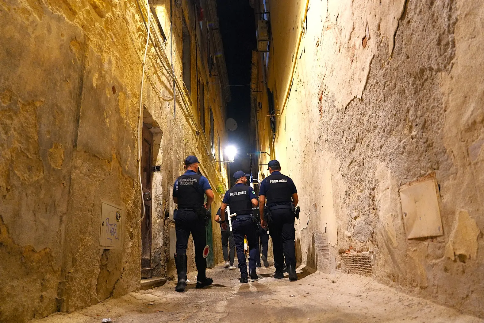 Polizia locale in centro storico a Sassari