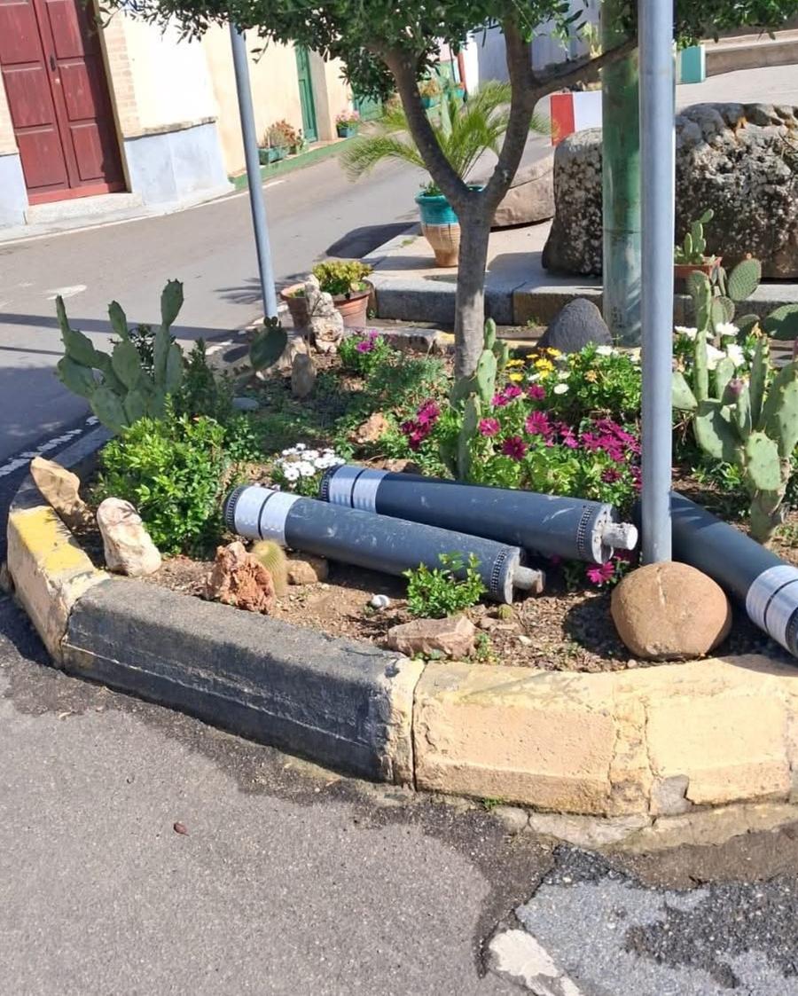 Vandali in azione, danneggiati i dissuasori di parcheggio