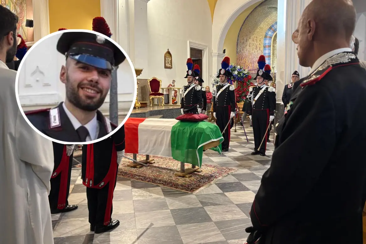 Il funerale di Sebastiano Marrone (nel tondo) a Buddusò (Foto: L'Unione Sarda)