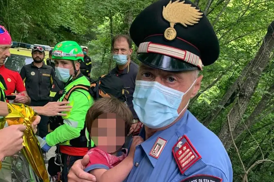 Il bimbo dopo il ritrovamento (foto Carabinieri via Ansa)