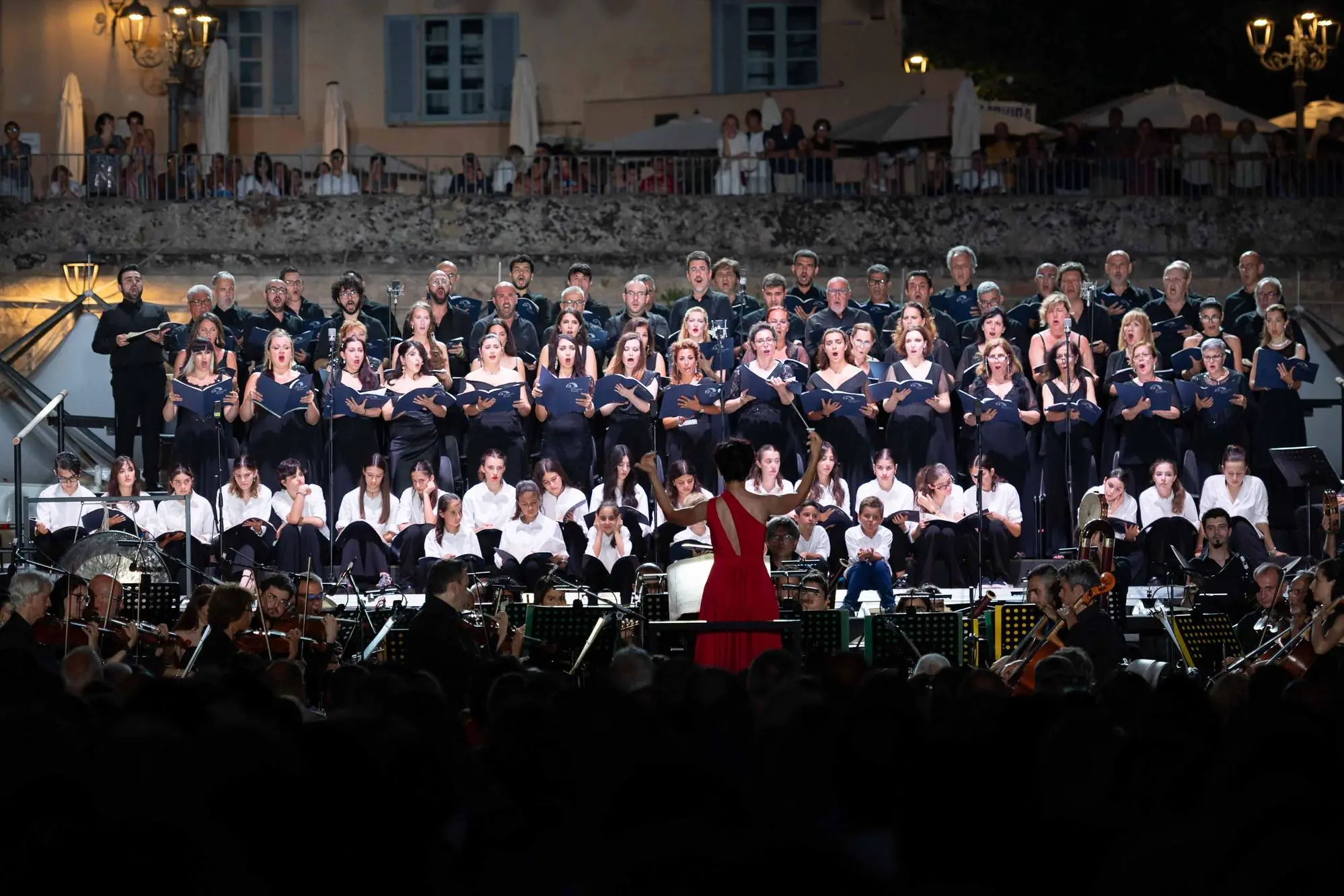 L'orchestra e il coro del de Carolis (fto concessa da Elisa Casula)