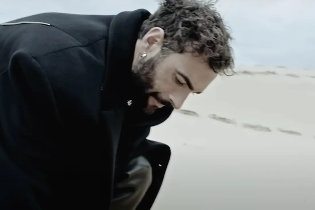 Marco Mengoni nel videoclip di "Due vite" girato a Piscinas