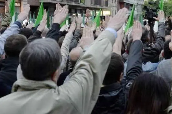 Saluto fascista durante una manifestazione